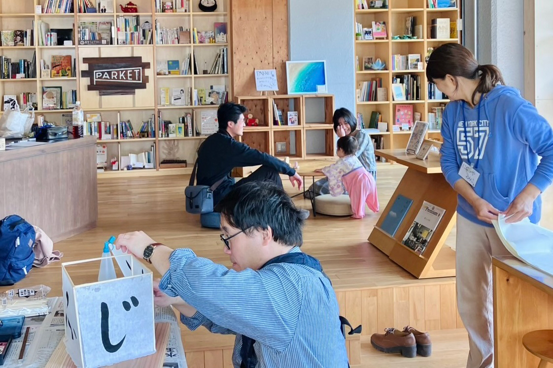 廃校ライトアップ企画の行灯作りワークショップ