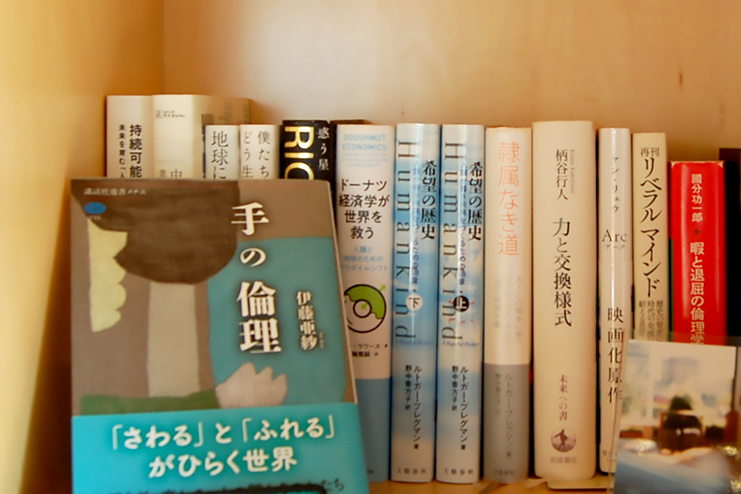 知的な本たちが並んでいる本棚